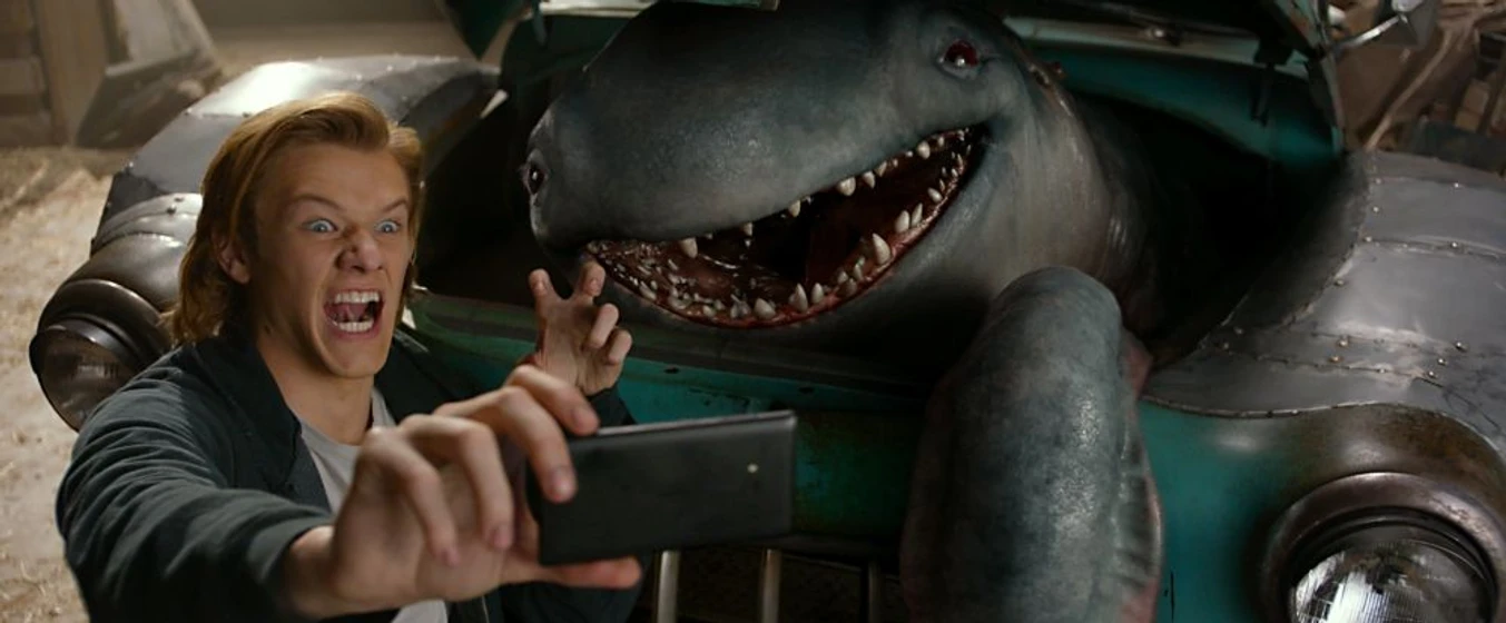 Lucas Till en monster-trucks