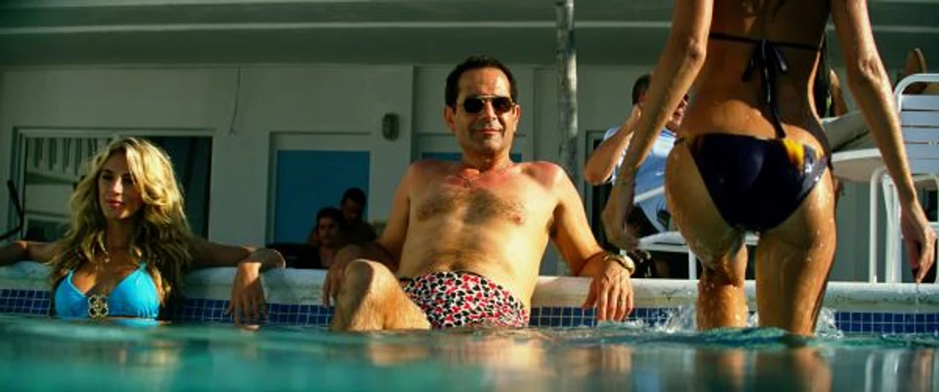 Tony Shalhoub en Dolor y Dinero