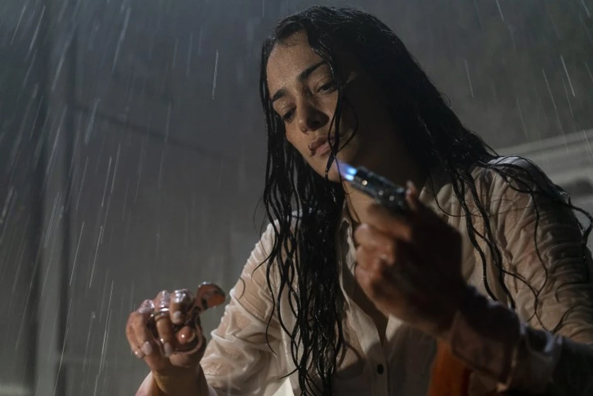 Natalie Martinez en into-the-dark-down