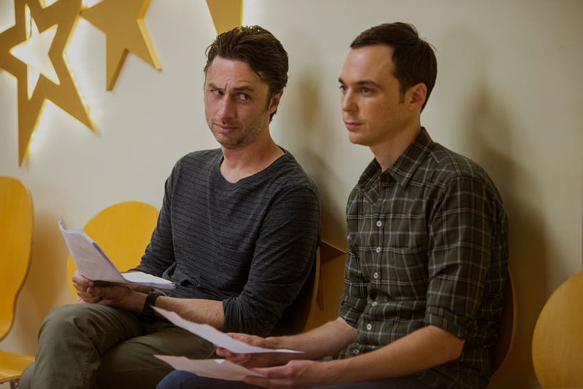 Zach Braff y Jim Parsons en Ojalá estuviera aquí