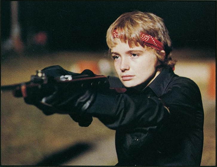 Karen Young [I] en handgun