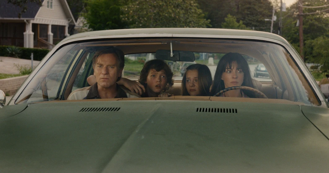 Ewan McGregor, Anne Hathaway, Christian Convery y Maisy Stella en El Final de la Calle Oak