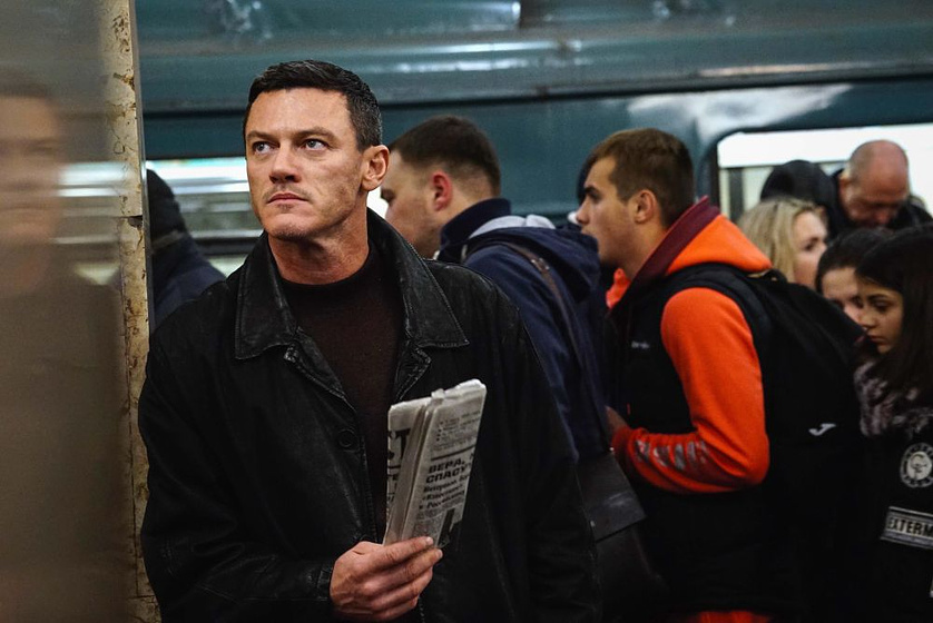 Luke Evans y Sasha Luss en Anna