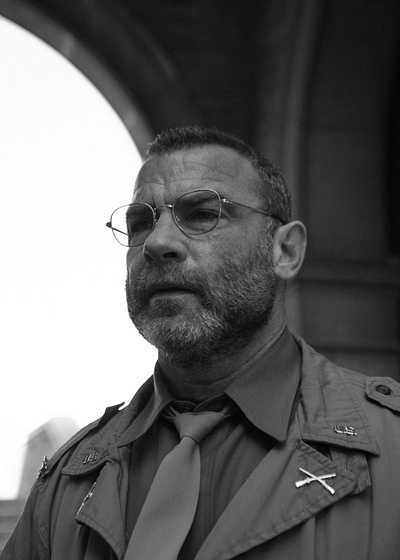 Liev Schreiber en Al otro Lado del río y entre los árboles