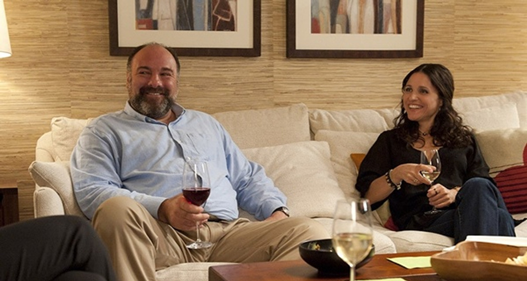 James Gandolfini y Julia Louis-Dreyfus en Sobran las palabras