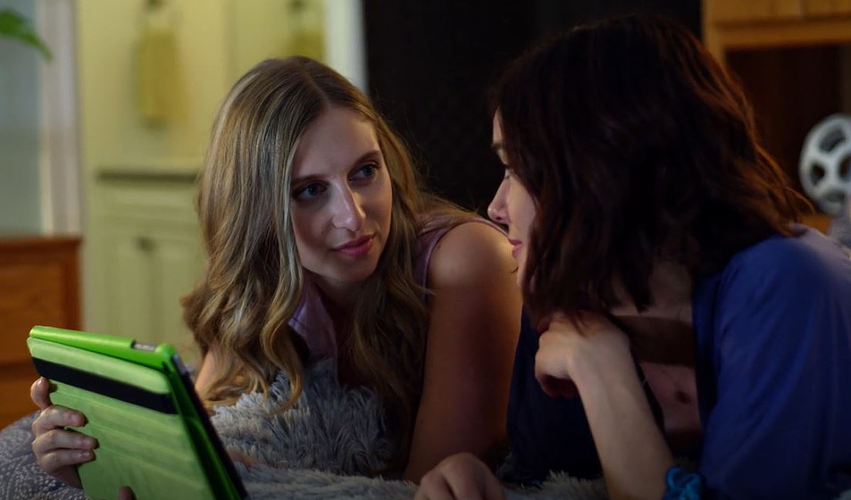 Chelsea Hobbs y Corina Bizim en Un Desconocido en tu Casa