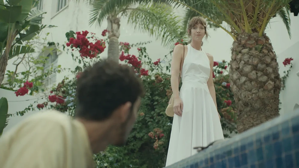 Sara Giraudeau en behind-the-palm-trees