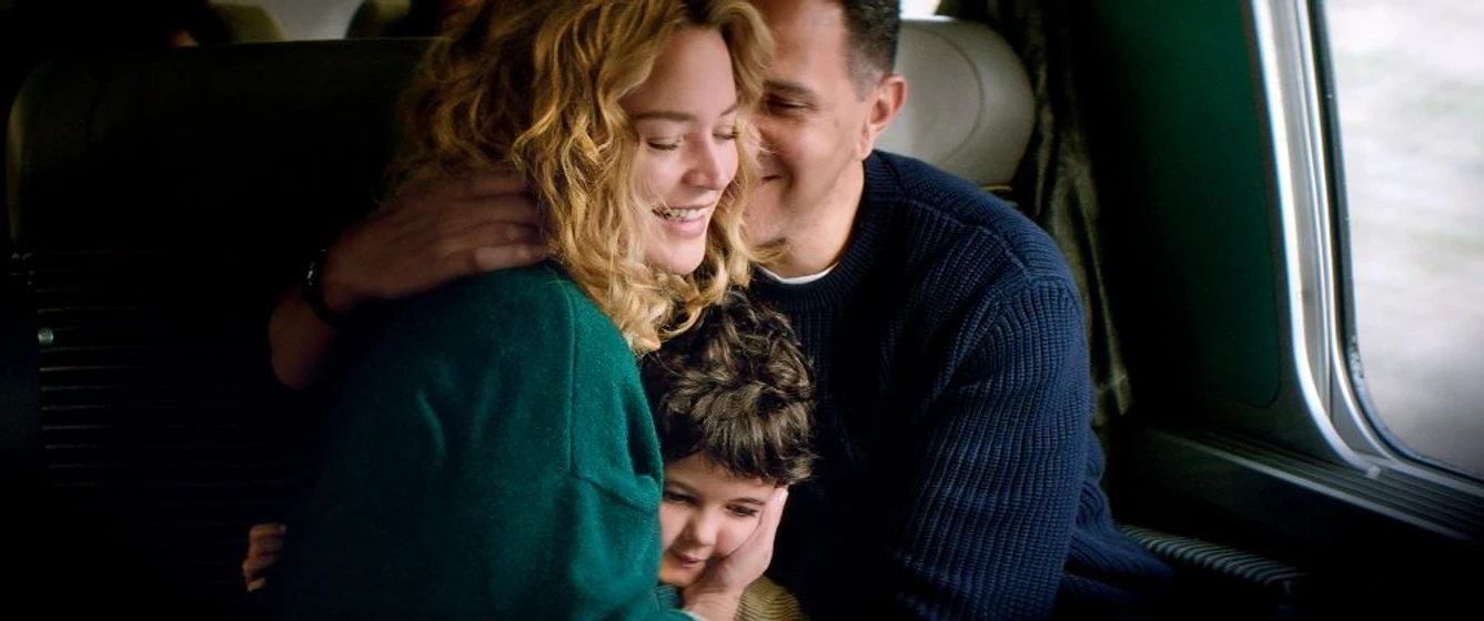 Roschdy Zem, Virginie Efira y Callie Ferreira-Goncalves en los-hijos-de-otros