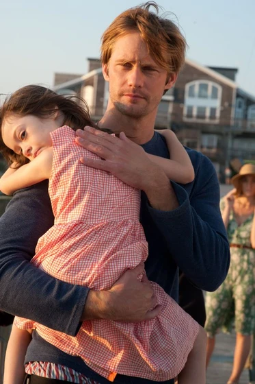 Alexander Skarsgård y Onata Aprile en que-hacemos-con-maisie