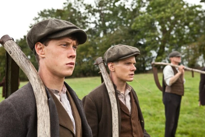 George MacKay y Jack O'Connell en soldado-peaceful