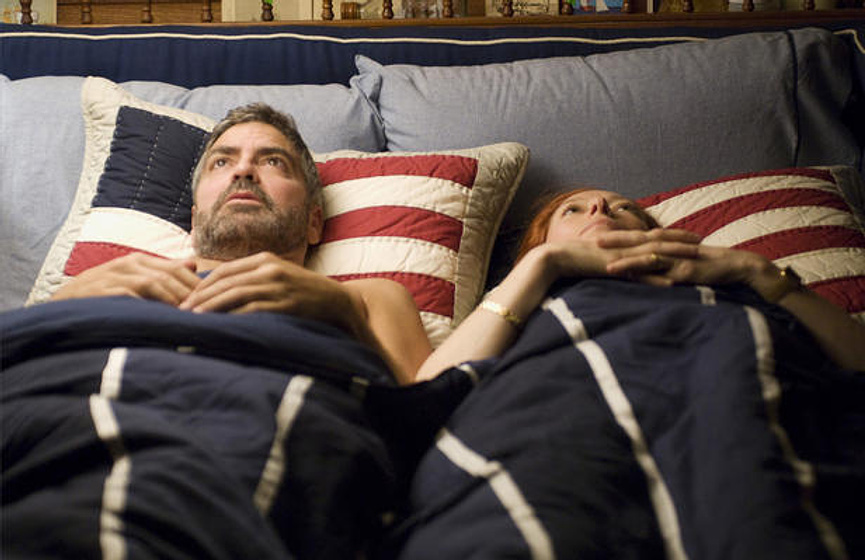 George Clooney y Frances McDormand en Quemar Después de Leer