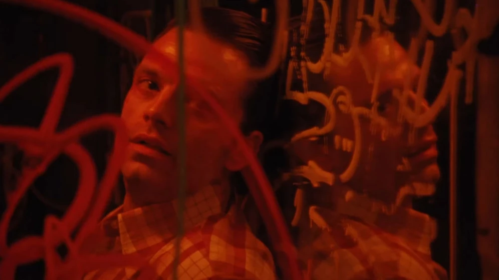 Sebastian Stan en a-different-man