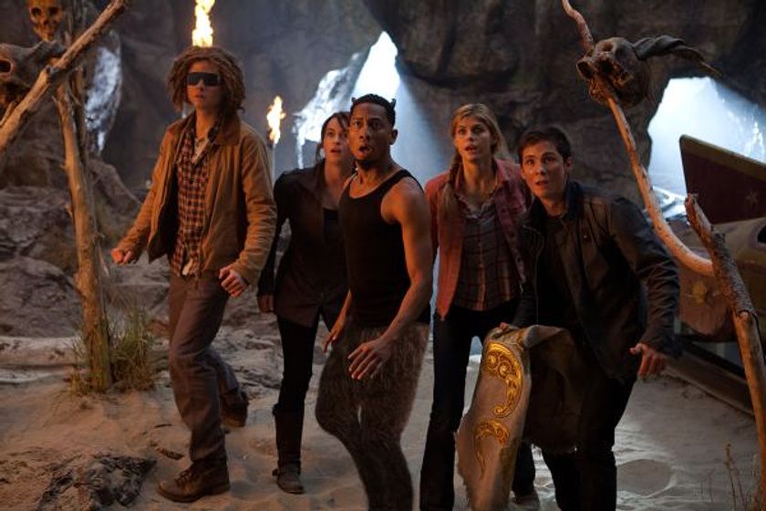 Douglas Smith, Logan Lerman, Leven Rambin y Alexandra Daddario en Percy Jackson y el Mar de los Monstruos