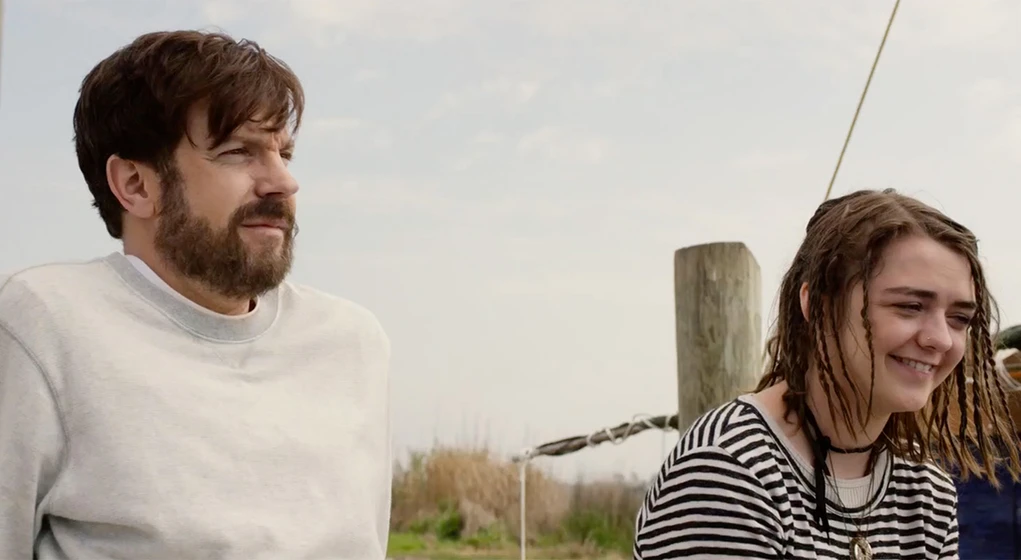 Jason Sudeikis y Maisie Williams en el-libro-del-amor-2017