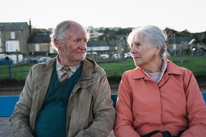 Jim Broadbent y Penelope Wilton en el-viaje-de-harold