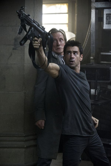 Colin Farrell [I] y Bill Nighy en Total Recall (Desafío Total)