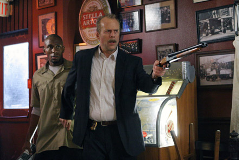 Bruce Willis y Dorian Missick en El Caso Slevin
