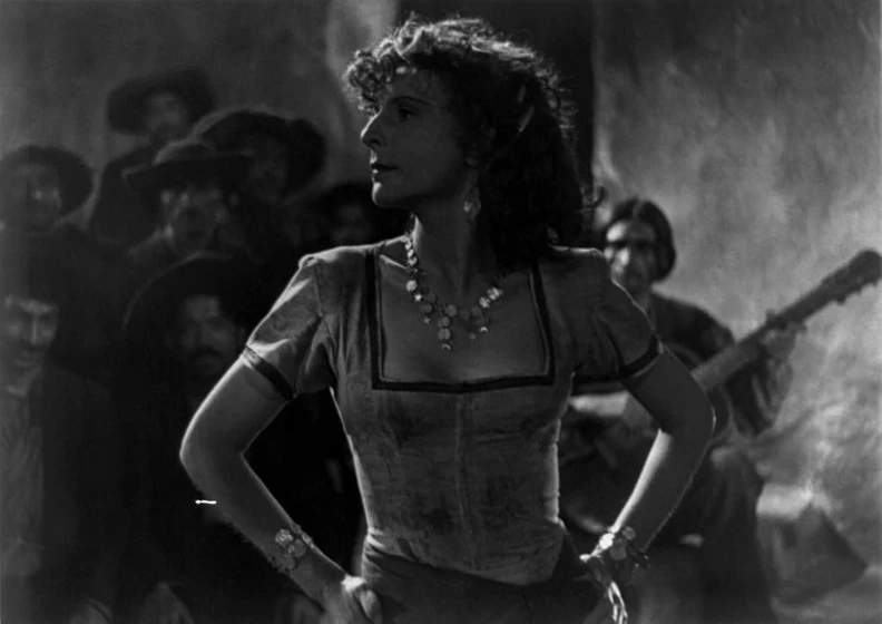 Leni Riefenstahl en tierra-baja-1954