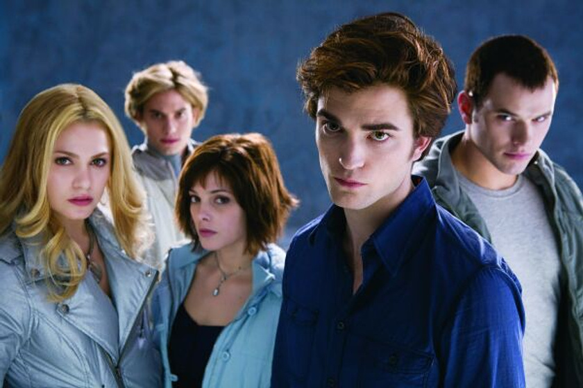 Peter Facinelli, Nikki Reed, Robert Pattinson, Kellan Lutz y Ashley Greene en Crepúsculo