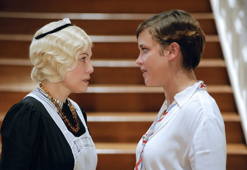 Sonja Kirchberger y Muriel Baumeister en Amor y muerte en Java
