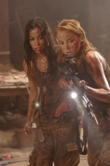 Daniella Alonso y Jessica Stroup en El Retorno de los Malditos