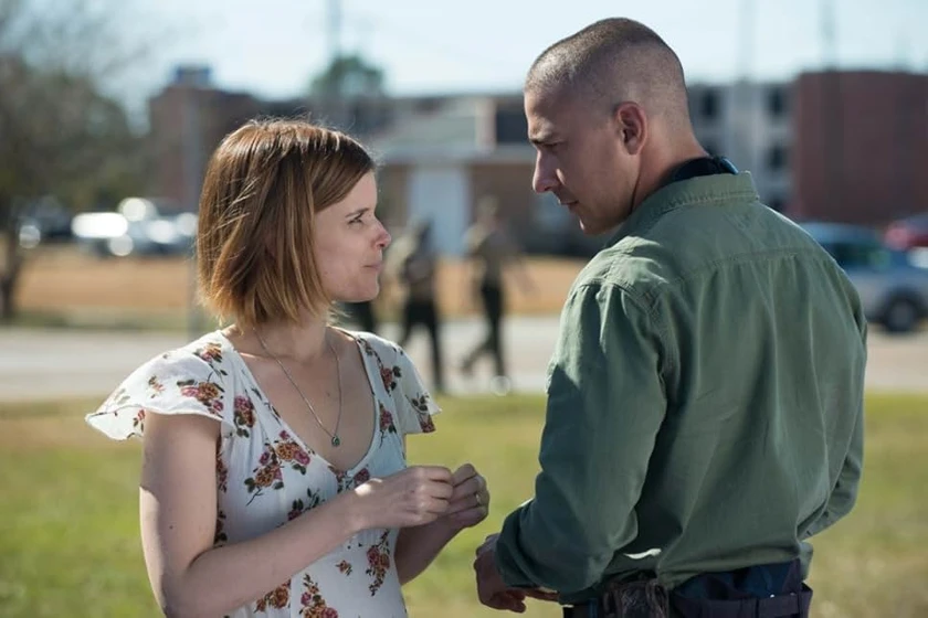 Shia LaBeouf y Kate Mara en man-down