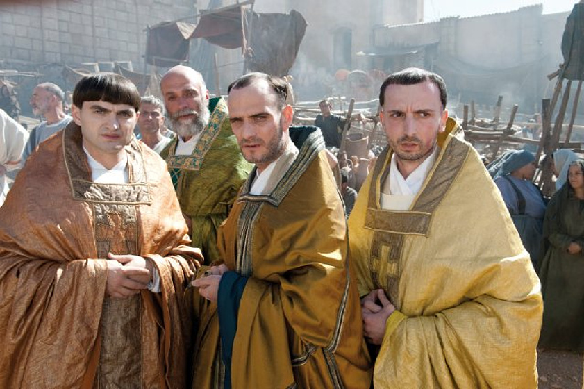 Anatole Taubman, Branko Tomovic y Richard van Weyden en La Mujer Papa (La Pontífice)