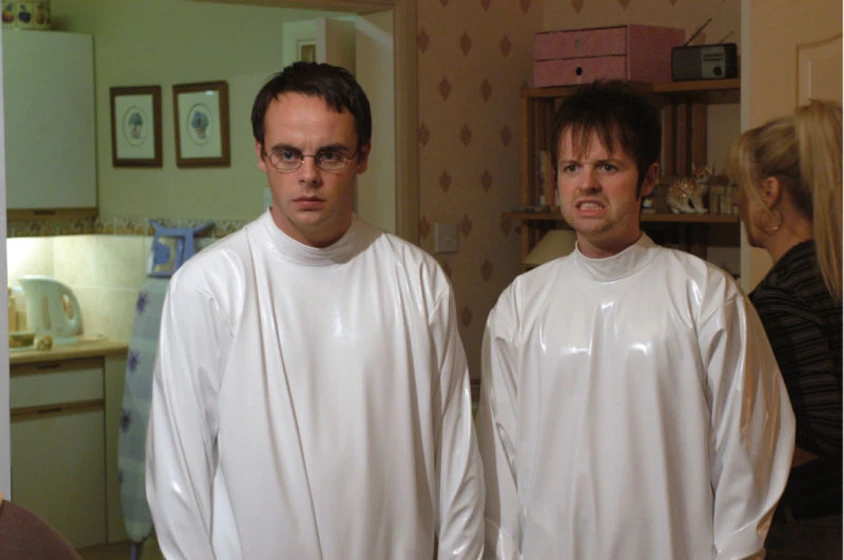Declan Donnelly y Ant McPartlin en Autopsia de un alien