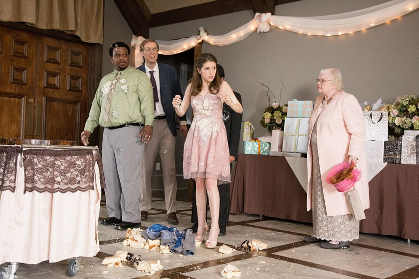 June Squibb, Stephen Merchant, Craig Robinson y Anna Kendrick en Mesa 19