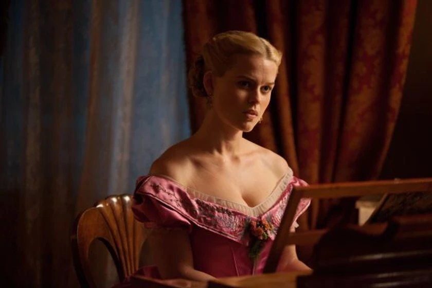 Alice Eve en el-enigma-del-cuervo