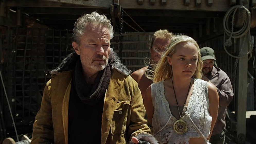 John Savage y Ashley de Lange en El Imperio de los Tiburones