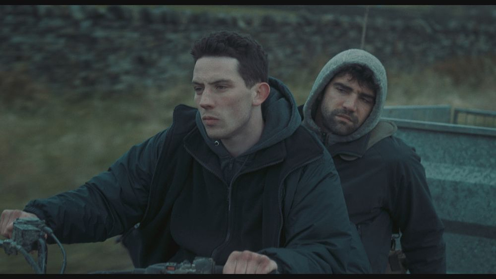 Josh O'Connor y Alec Secareanu en Tierra de Dios