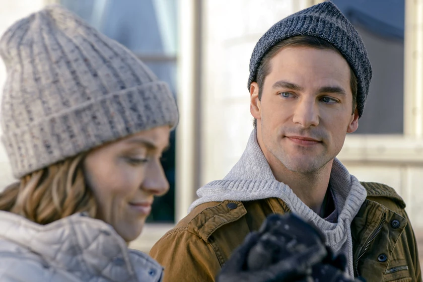 Rachel Skarsten y Brant Daugherty en amor-sin-tiempo