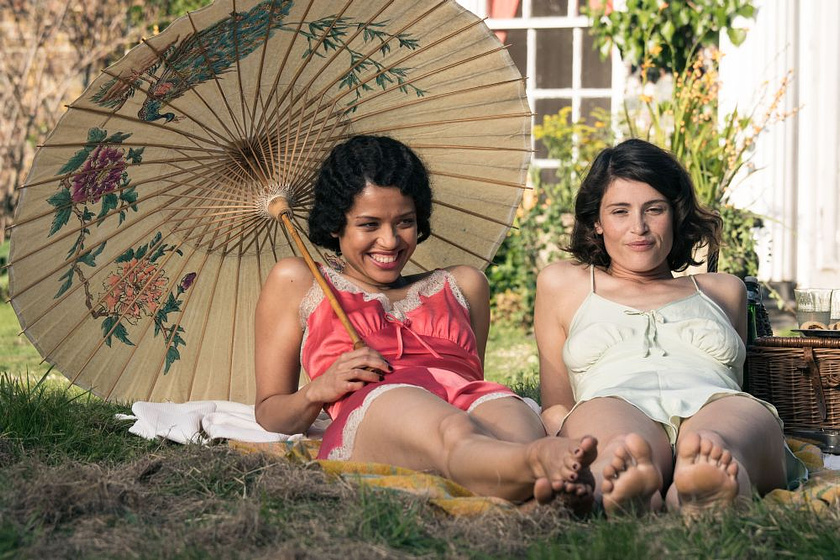 Gugu Mbatha-Raw y Gemma Arterton en En Busca de Summerland