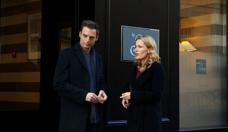 Gillian Anderson y Justin Kirk en Mi Amigo Mr. Morgan