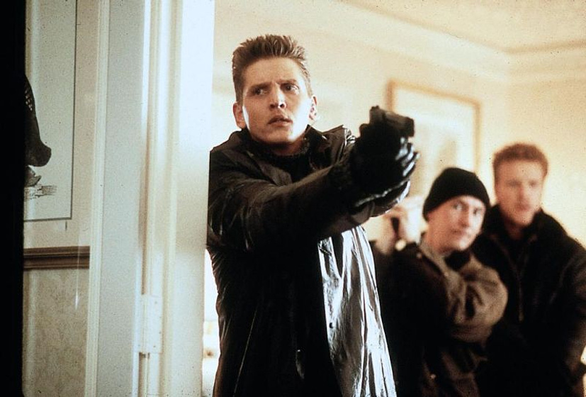 Ian Hart y Barry Pepper en Enemigo Público