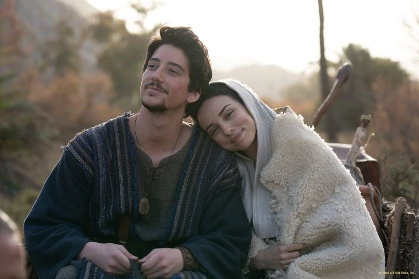 Milo Manheim y Fiona Palomo en camino-a-belen