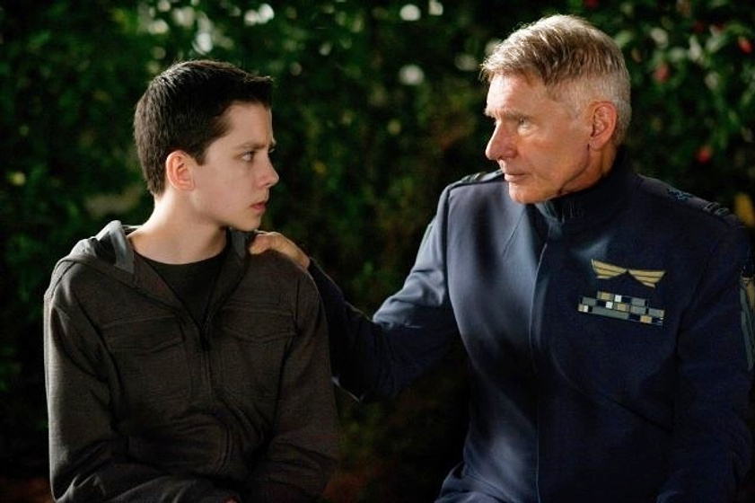 Harrison Ford [I] y Asa Butterfield en El Juego de Ender