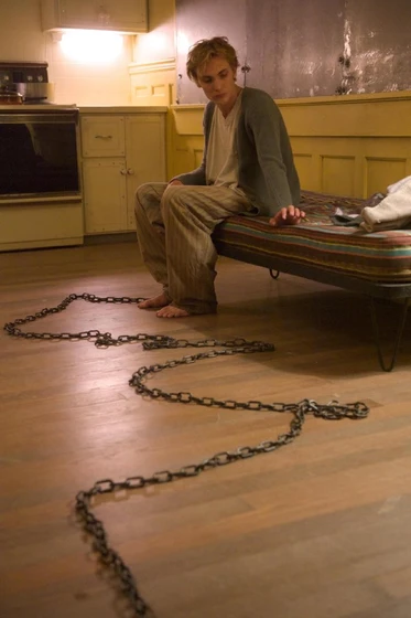 Eamon Farren en chained