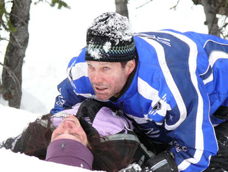 Jami Gertz y Dylan Walsh en Perdidos en la Nieve