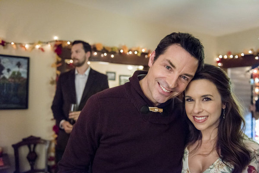 Lacey Chabert y Brennan Elliott en Con Todo Mi Corazón