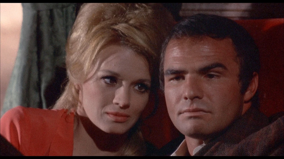 Burt Reynolds y Angie Dickinson en sam-whiskey