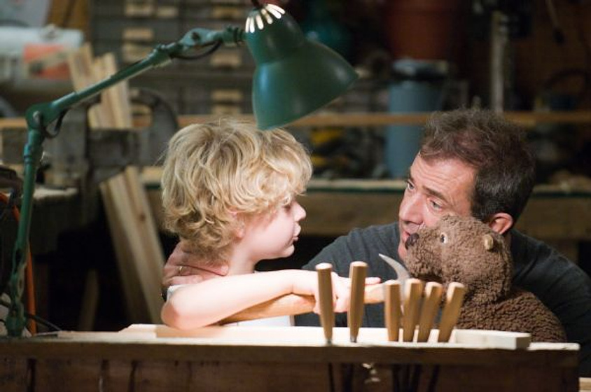 Mel Gibson y Riley Thomas Stewart en El Castor