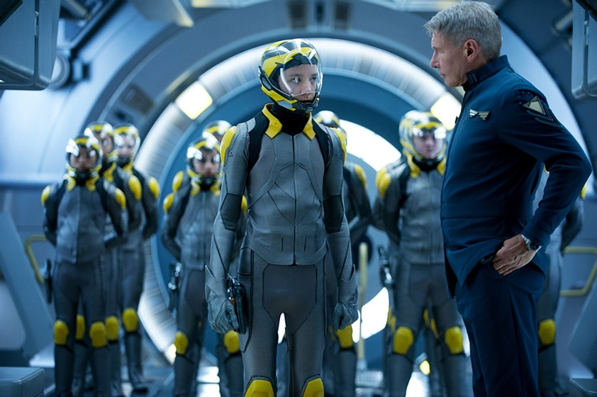 Harrison Ford [I] y Asa Butterfield en El Juego de Ender