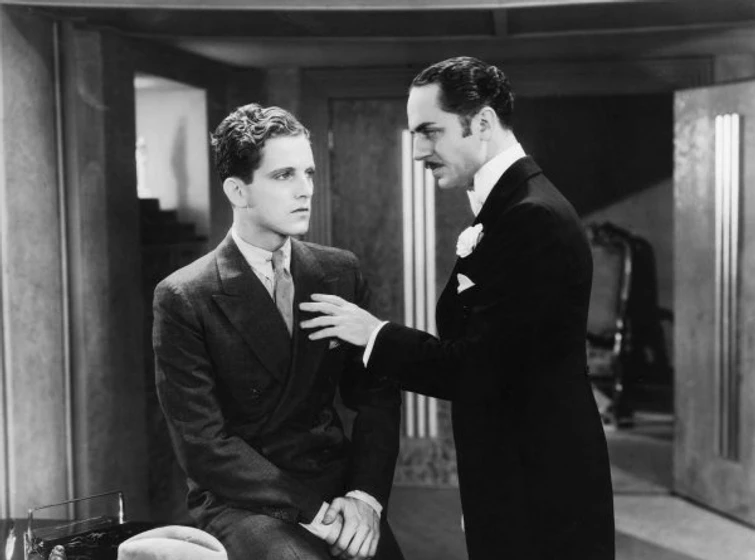William Powell en tacones-en-punta