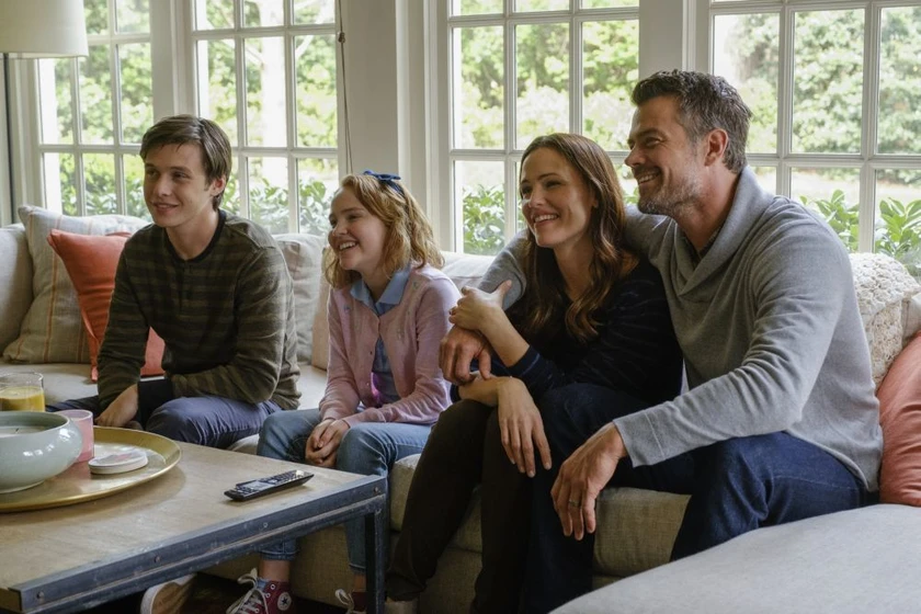 Jennifer Garner, Josh Duhamel, Nick Robinson y Talitha Bateman en con-amor-simon