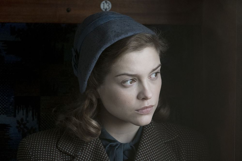Sophie Cookson en La Espía Roja