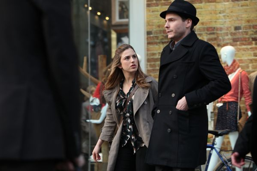 Daniel Brühl y Marina Salas en The Pelayos