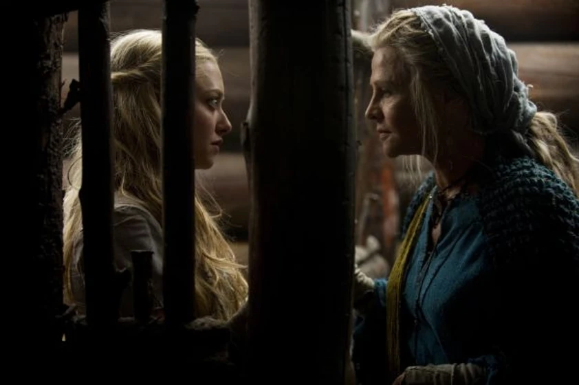 Julie Christie [I] y Amanda Seyfried en caperucita-roja