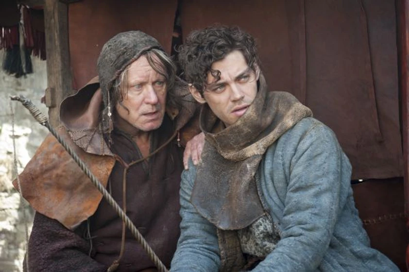 Stellan Skarsgård y Tom Payne en El Médico